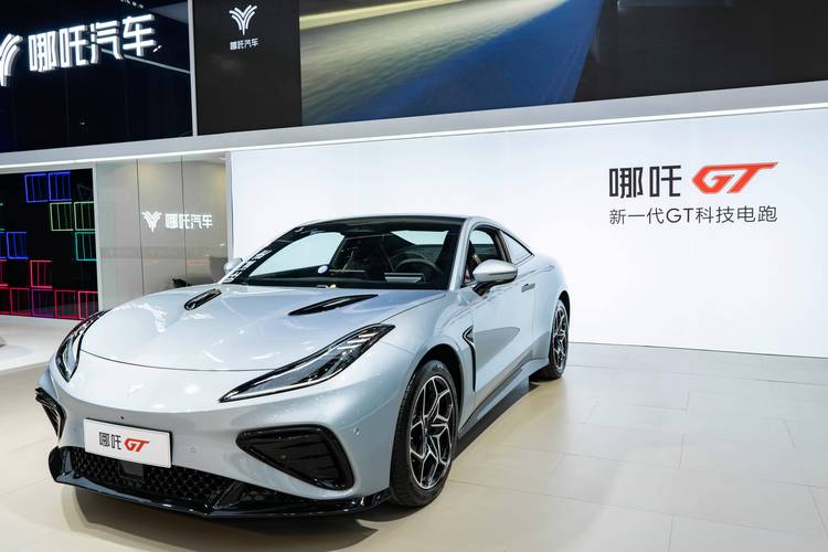 深圳222哪吒汽车在智能汽车领域的表现，领途汽车在新能源汽车市场中的影响力